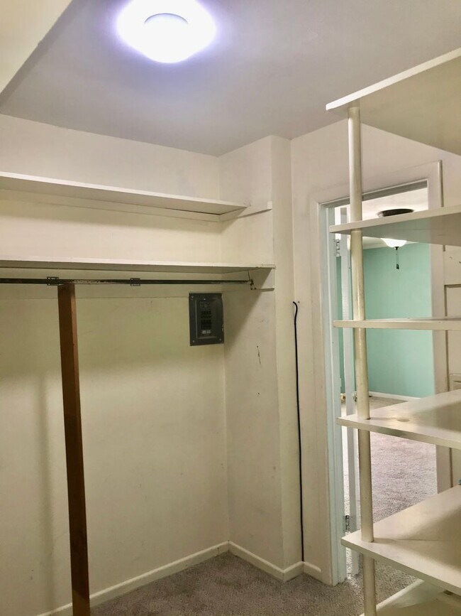 Building Photo - 4 Bedroom, 2 Bath in Sunset Terrace!
