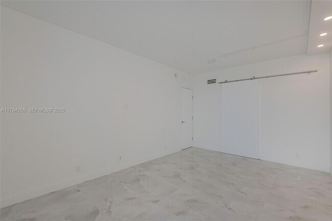 Building Photo - 100 Bayview Dr