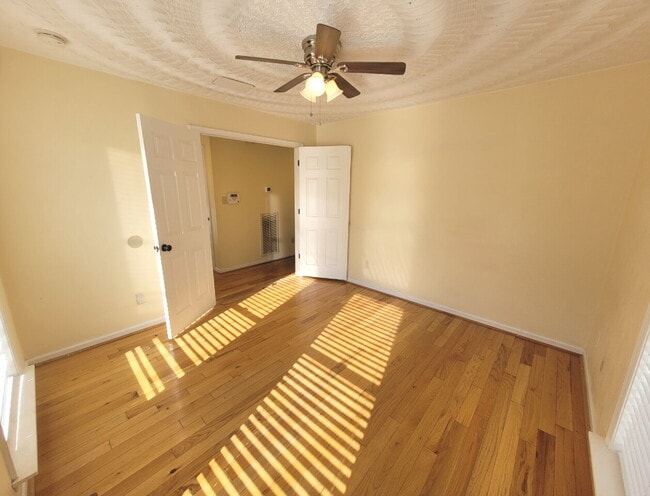 Building Photo - 3 Bedroom, 2.5 Bath Home with Open Floor Plan