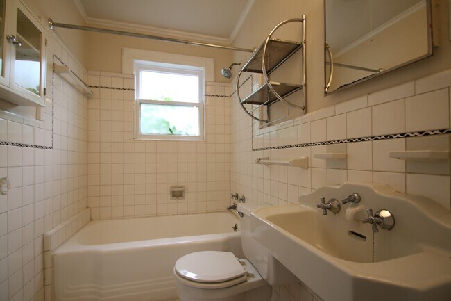 Building Photo - Charming 2/1 Downstairs Apartment Unit w/ ...
