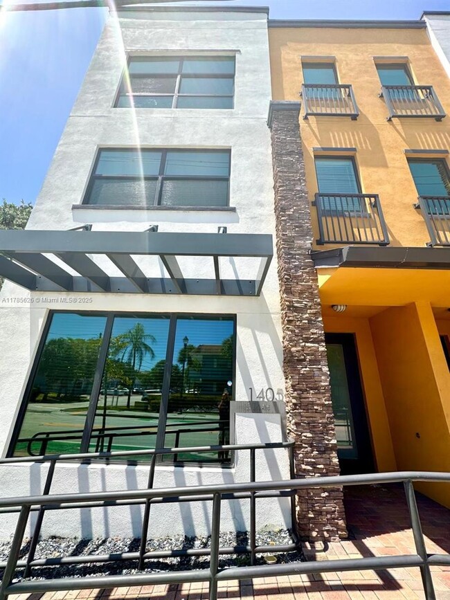 Building Photo - 1405 N Dixie Hwy