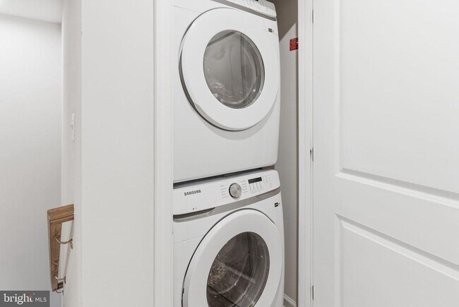 Building Photo - 66 National St