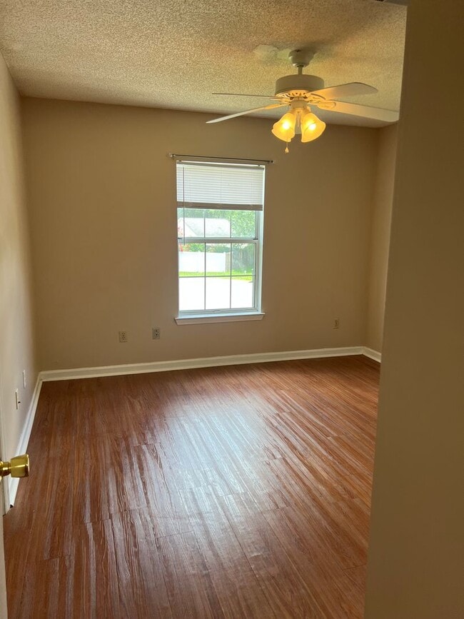 Building Photo - Two Story 3 Bed 2.5 Bath Available Early S...