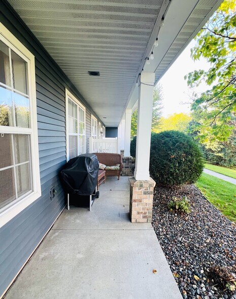 Building Photo - 6841 Narcissus Ln N