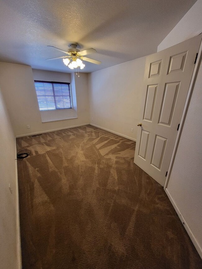 Building Photo - 323 Stillwater Dr