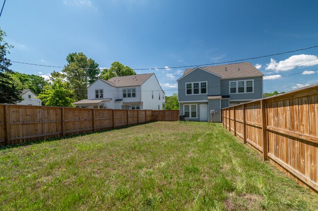 Building Photo - 223 Hoskins Ave Dr