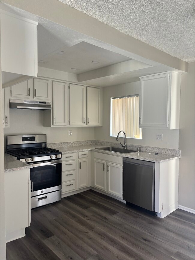 2x2 kitchen - Mission Garden Apartments