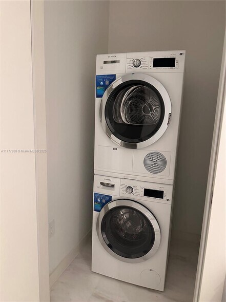 Building Photo - 300 Biscayne Boulevard Way