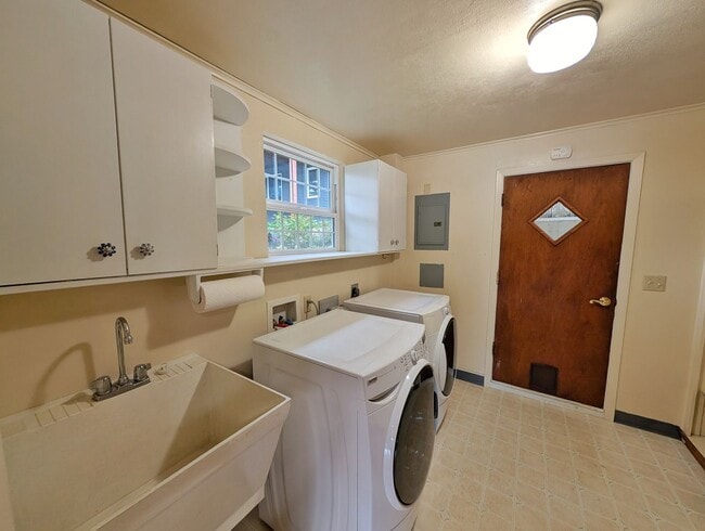 Building Photo - Unfurnished Auke Bay Home, 3BD+Den, 2BA, H...