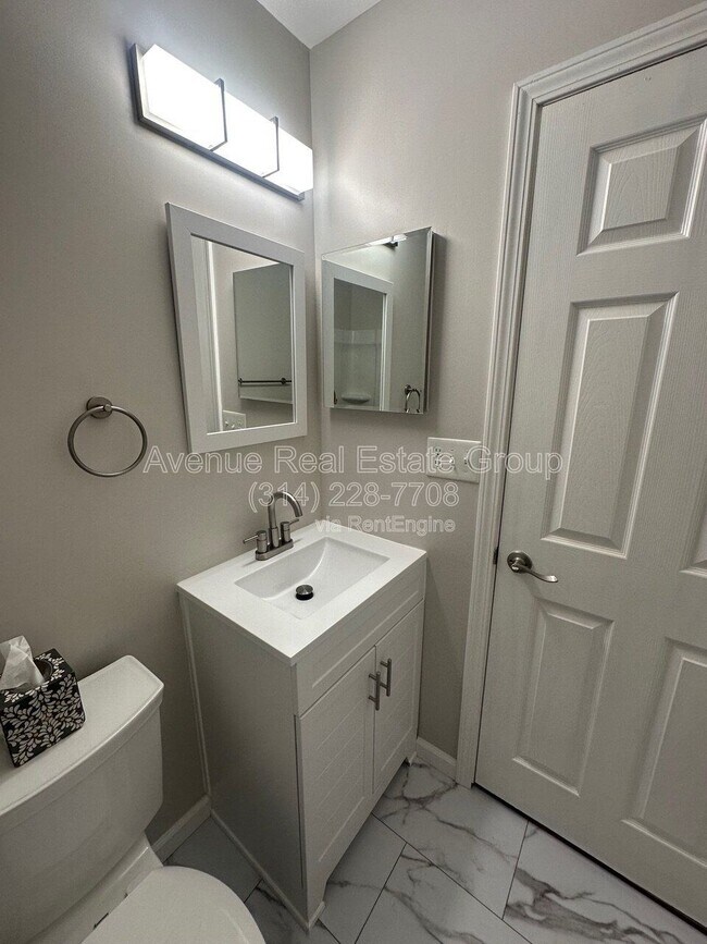 Building Photo - 425 Westglen Village Dr