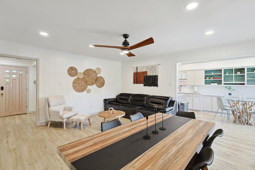 Building Photo - 7749 El Pensador Dr