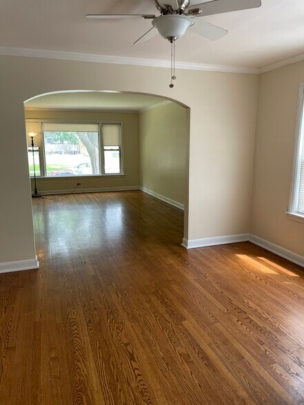 Building Photo - 10536 S Claremont Ave
