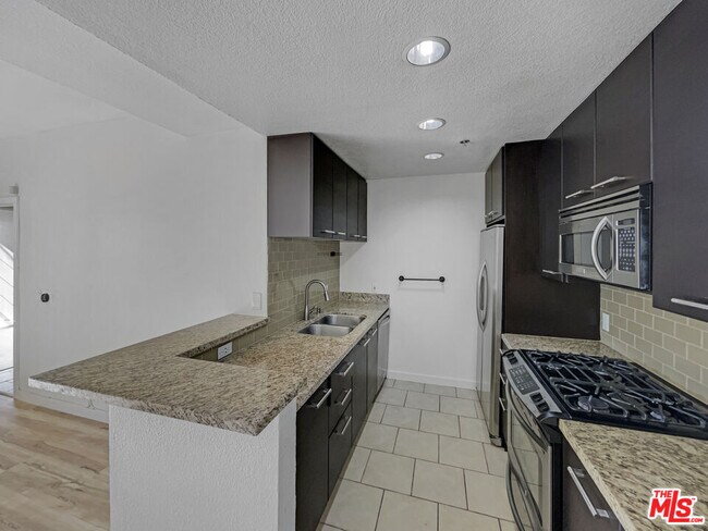Building Photo - 585 N Rossmore Ave