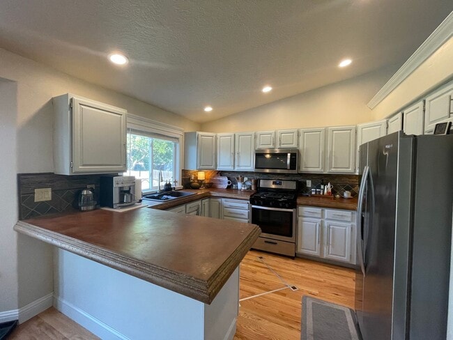 Building Photo - Nice home in great neighborhood