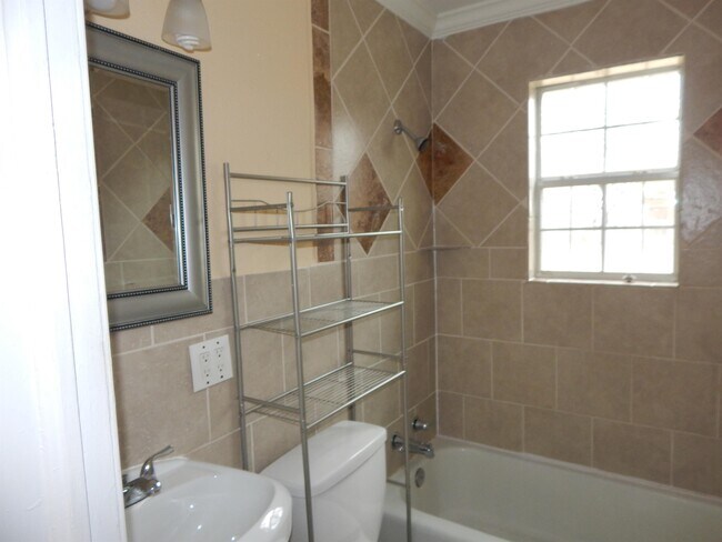 Building Photo - 507 Duncan Ave