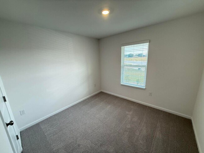 Building Photo - Four Bedroom/Two Bath - Summerdale