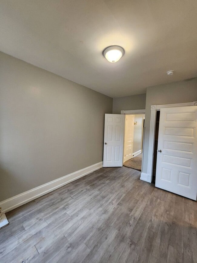 Building Photo - Large 5 Bedroom Home in Reading Pa