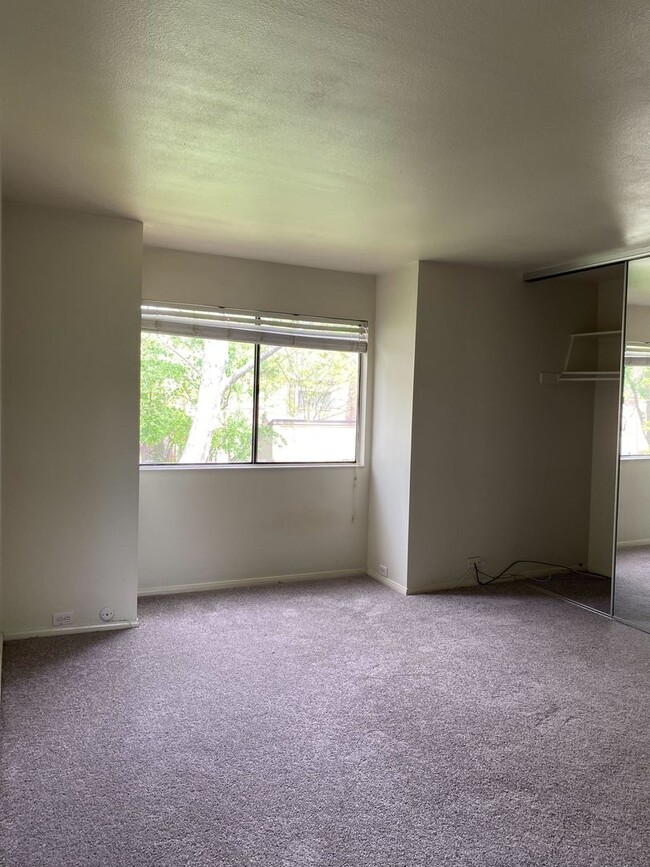 Building Photo - 545 Woodside Oaks