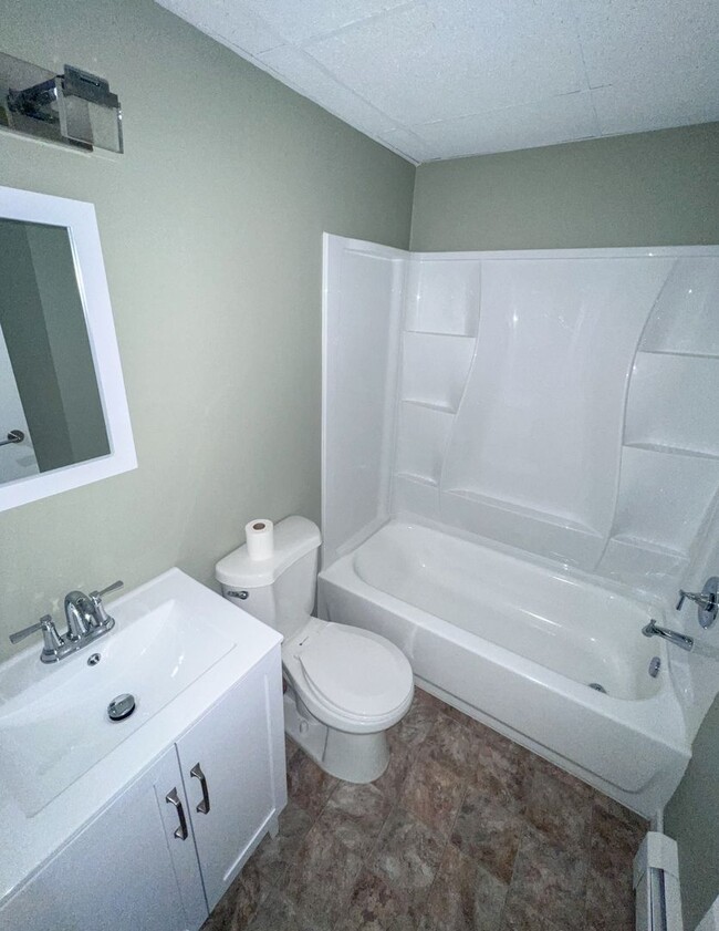 Building Photo - 1 Bedroom, 1 Bathroom Apartment In Desirab...