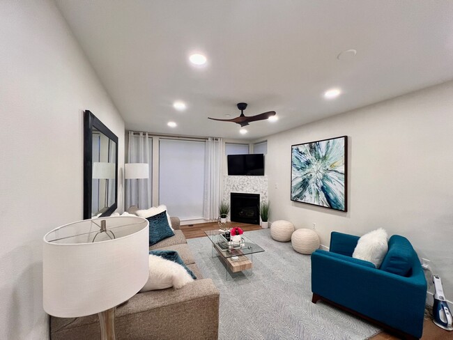 Building Photo - Semi-Furnished Kirkland Central Condo