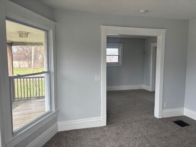 Building Photo - Charming 5-Bedroom Property in Prime Location