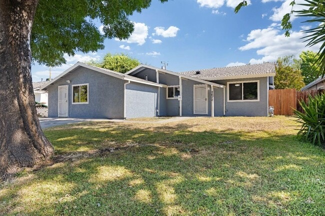 Building Photo - Move-In Special: Stunning Home Professiona...