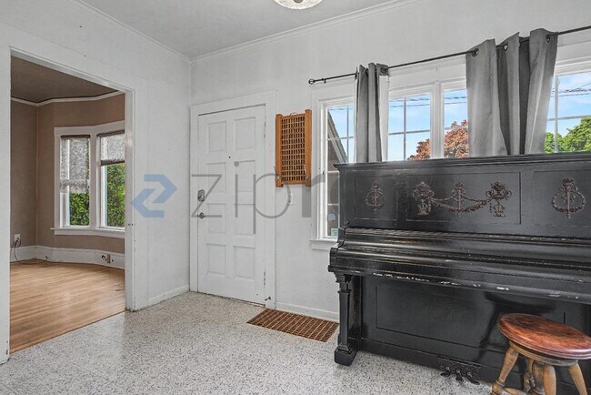 Building Photo - Unit