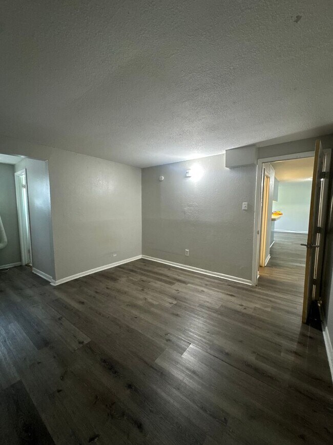 Building Photo - Updated 2-Bed, 2-Bath Duplex