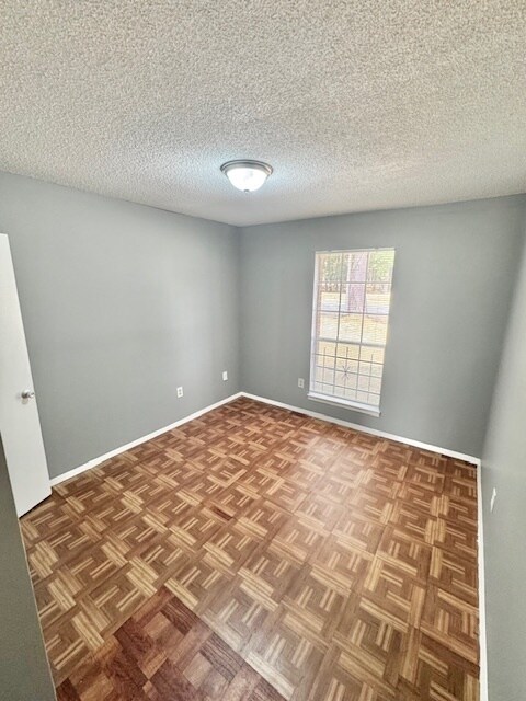 Building Photo - 1217 Western Park Dr