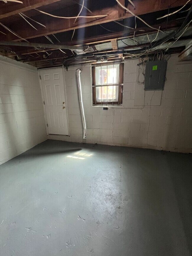 Building Photo - 3 Bedroom Townhome with Parking