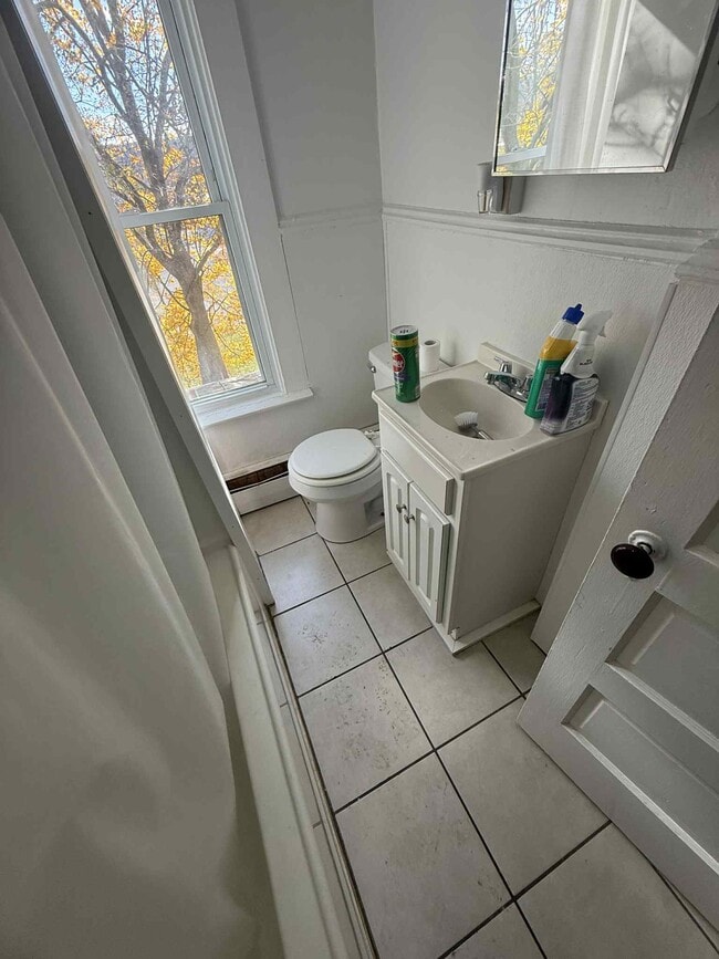 Building Photo - 522 E 4th St