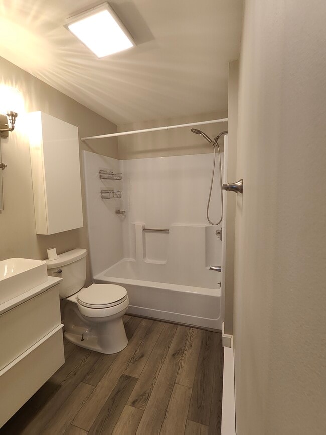 Building Photo - 172 Perry Ave