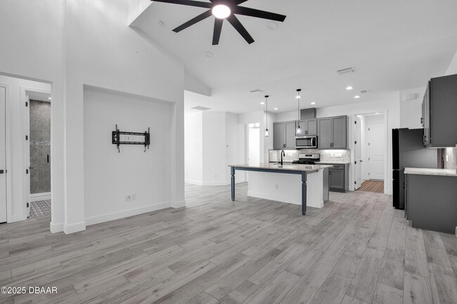 Building Photo - 207 Hang Loose Wy