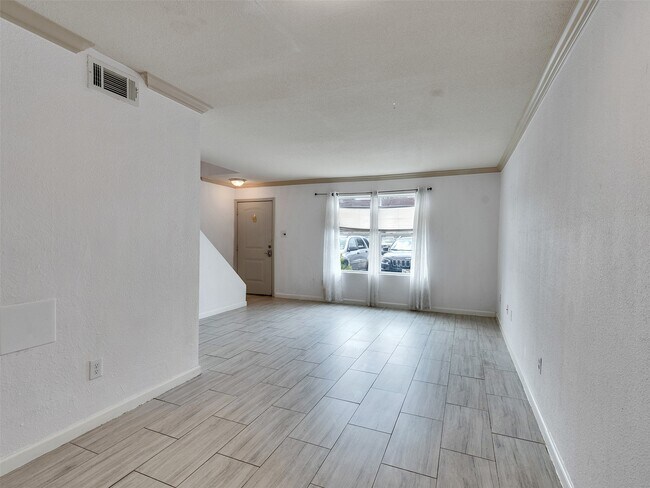 Building Photo - 1701 Upland Dr
