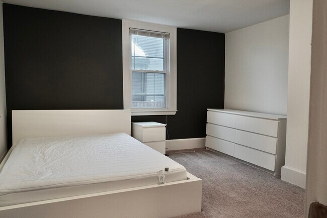 Building Photo - 27 Turner St