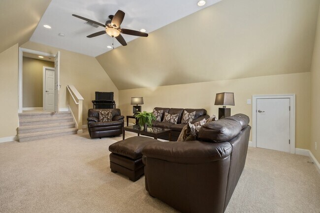 Building Photo - 1015 Crimson Clover Dr