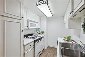 Building Photo - 15914 Club Crest Dr