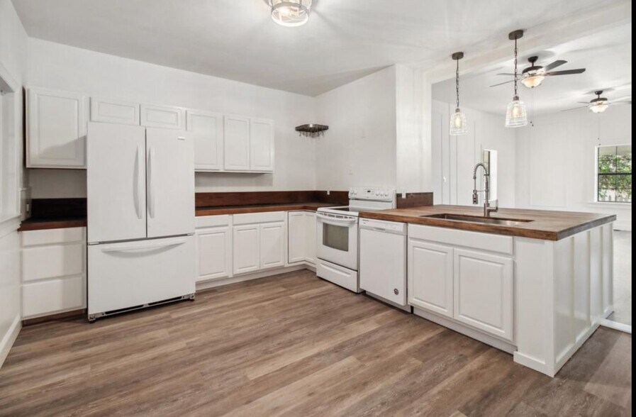 Unit B Kitchen - 18490 Empire St