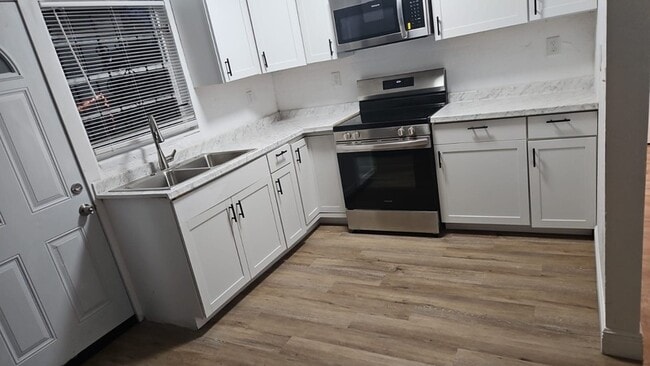 Primary Photo - 1152 W 22nd St