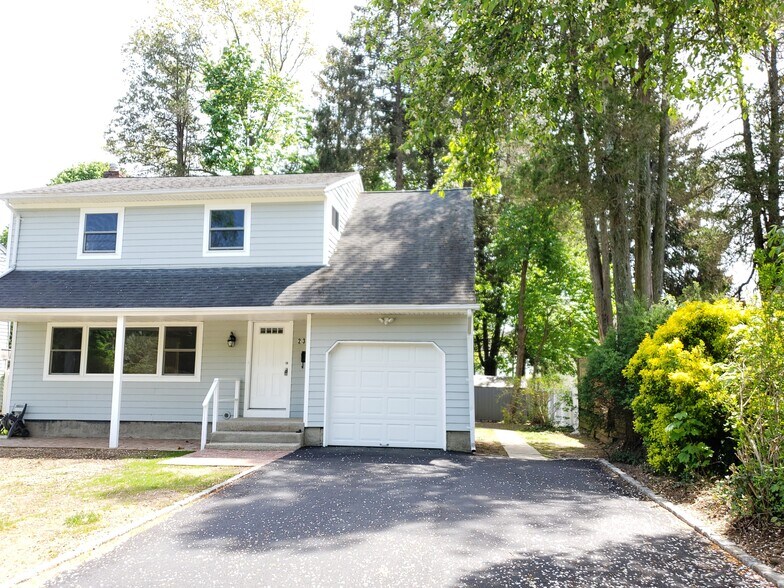 Primary Photo - 236 Thompson Pl