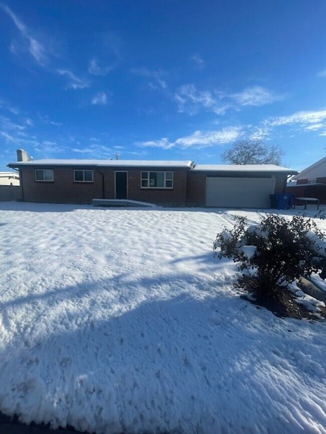 Primary Photo - Newly Renovated - Spacious 5bed/2bath!