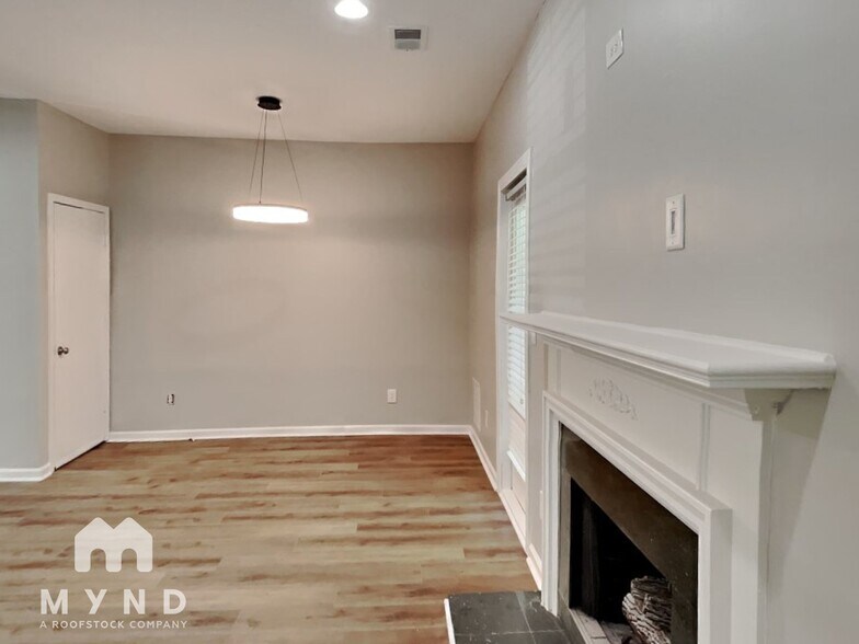 Building Photo - 404 Wedgewood Way