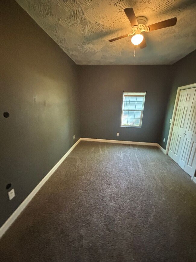 Building Photo - 2027 N Weller Ave