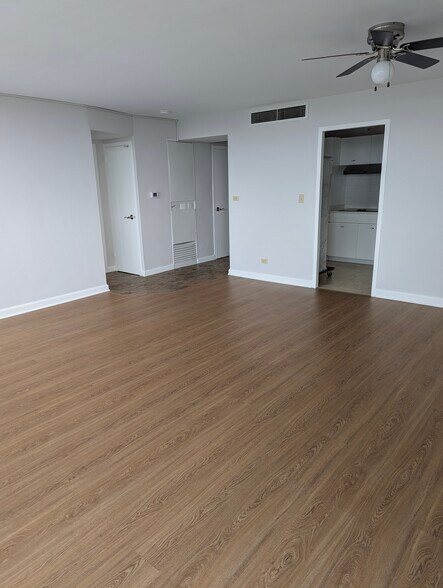 Building Photo - 6301 N Sheridan Rd