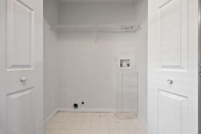 Building Photo - Spacious 3BR/3BA + 2 Bonus Rooms | $2,450/...