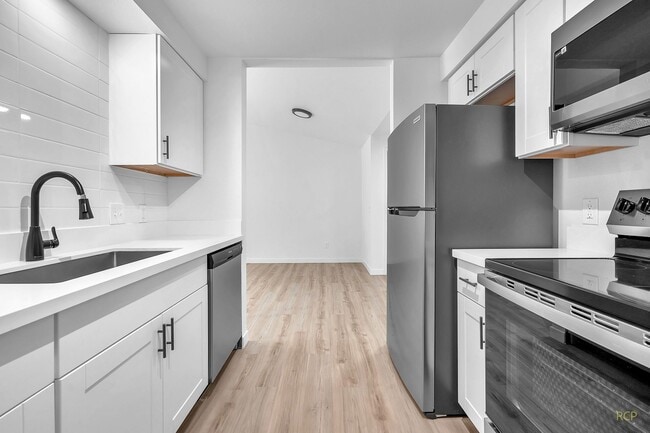 Building Photo - ** MOVE IN SPECIAL ** $500 OFF FIRST MONTH...