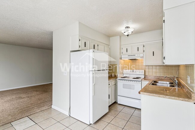 Building Photo - 2303 S White Oak Dr