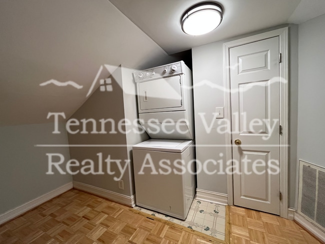 Building Photo - COMING SOON! 1 br/1 bath close to downtown...