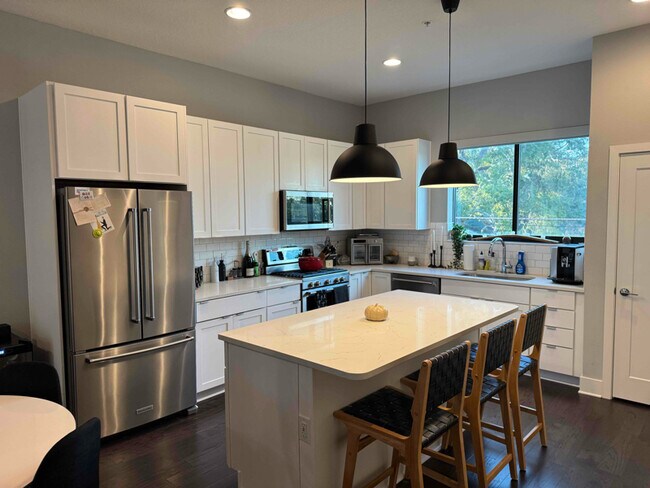 Building Photo - 947 Arlington Ave N