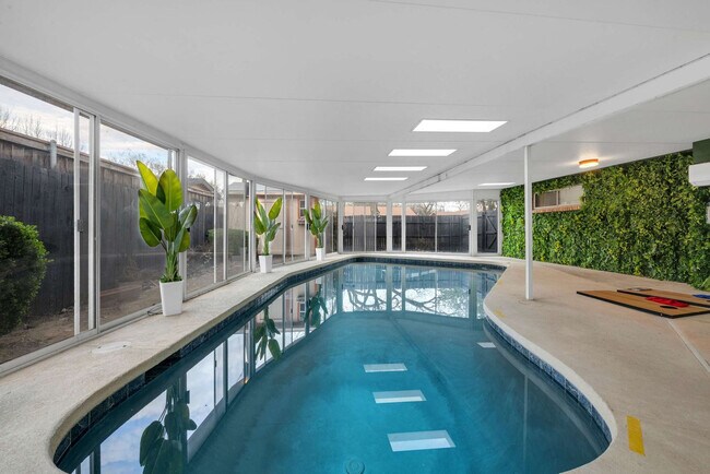 Building Photo - 1901 Cordova Bend